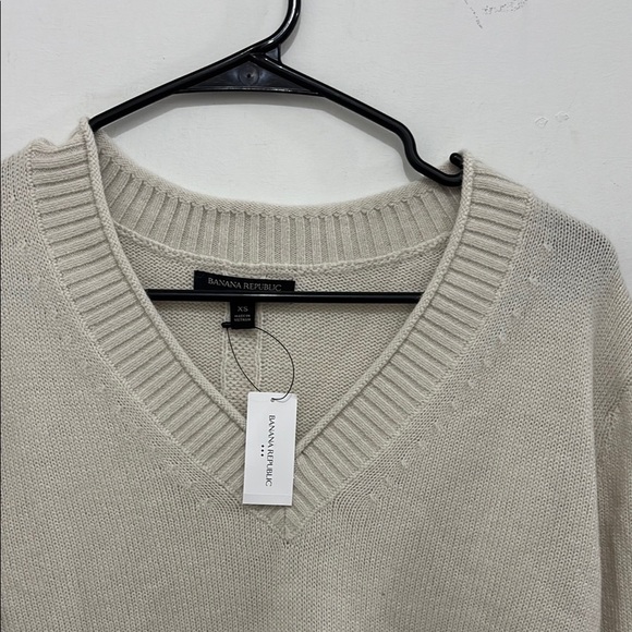 Banana Republic V-Neck Sweater - Picture 2 of 3